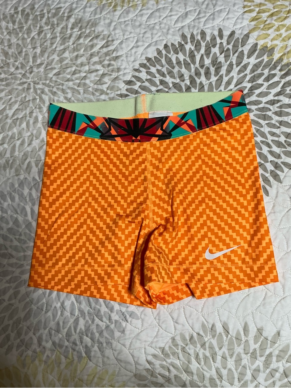 Nike women's zig zag 3" compression shorts M